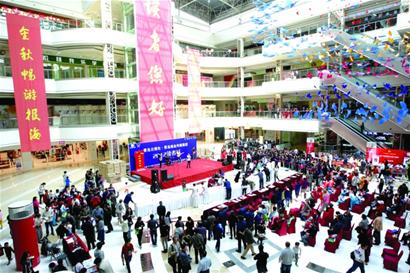 讀者節(jié)現(xiàn)場(chǎng)探營:市民現(xiàn)場(chǎng)訂報(bào)紙抱走大彩電