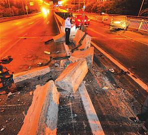 轎車澳柯瑪立交橋上失控 撞碎隔離墩司機滿臉是血