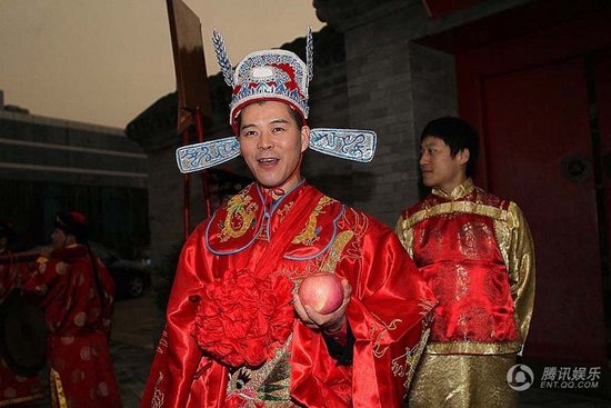 趙本山弟子王小虎補(bǔ)辦婚禮 結(jié)婚12年后激情擁吻