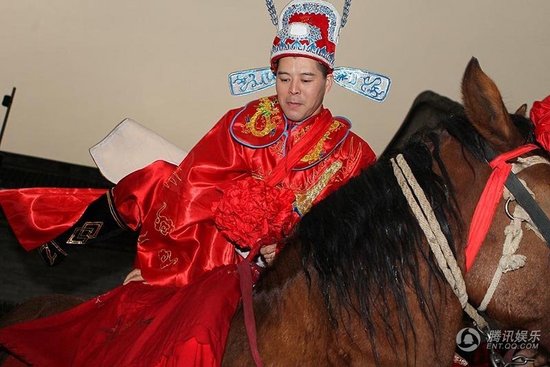 趙本山弟子王小虎補辦婚禮 結(jié)婚12年后激情擁吻