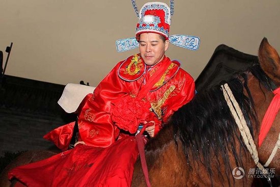 趙本山弟子王小虎補辦婚禮 結(jié)婚12年后激情擁吻