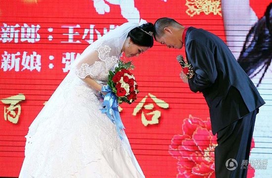 趙本山弟子王小虎補(bǔ)辦婚禮 結(jié)婚12年后激情擁吻