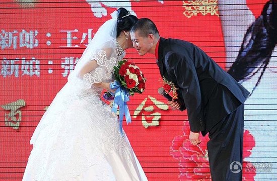 趙本山弟子王小虎補辦婚禮 結(jié)婚12年后激情擁吻