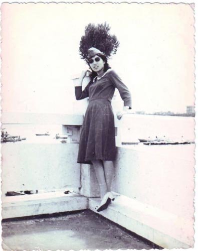 老媽23歲時(shí)酷照，后面的樹(shù)看上去真的很像爆炸頭哇。1985年6月，攝于玄武湖