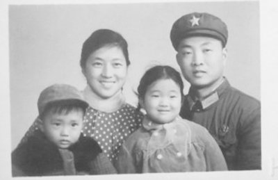 1971年12月4日的全家福，母親很漂亮