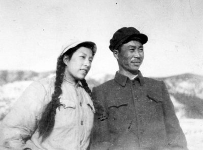 1953年，朝鮮戰(zhàn)爭(zhēng)結(jié)束后，父親歸國(guó)，這張父親像張豐毅。