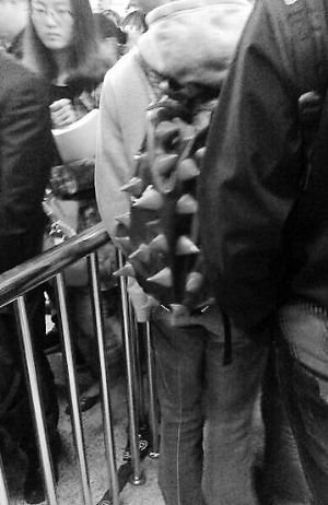 男子背“刺猬包”乘地鐵。