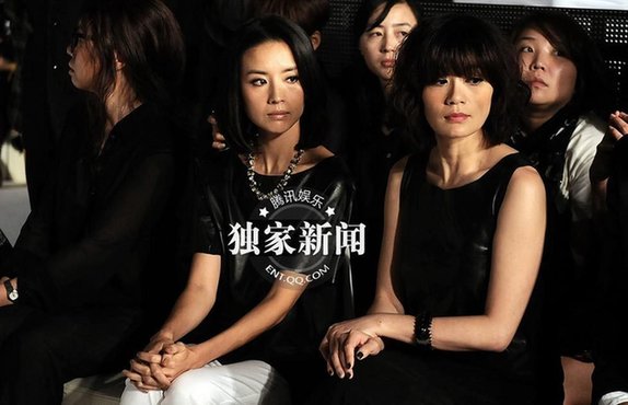 董潔現(xiàn)身哭泣談婚變 帶近20名黑衣保鏢護駕