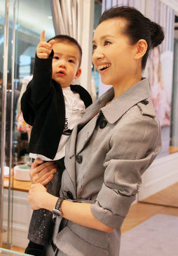 董潔兒子近照曝光 頂頂正太萌樣帥過(guò)老爸潘粵明