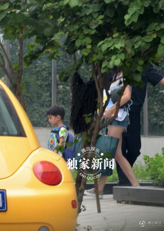 董潔兒子近照曝光 頂頂正太萌樣帥過(guò)老爸潘粵明