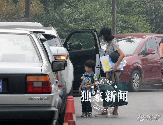 董潔兒子近照曝光 頂頂正太萌樣帥過老爸潘粵明