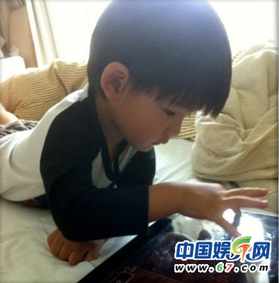 董潔兒子近照曝光 頂頂正太萌樣帥過老爸潘粵明