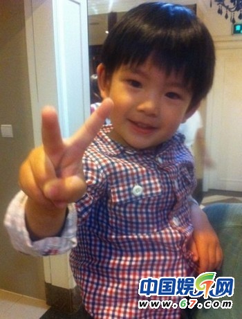 董潔兒子近照曝光 頂頂正太萌樣帥過(guò)老爸潘粵明
