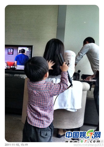 董潔兒子近照曝光 頂頂正太萌樣帥過(guò)老爸潘粵明