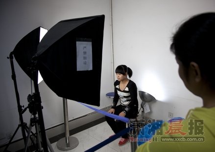 10月22日，長沙市雨花公安分局，趙常玲坐在燈架前拍攝身份證照片