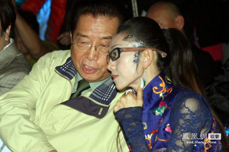 楊麗萍告別巡演眾大腕捧場 李雙江緊握楊麗萍