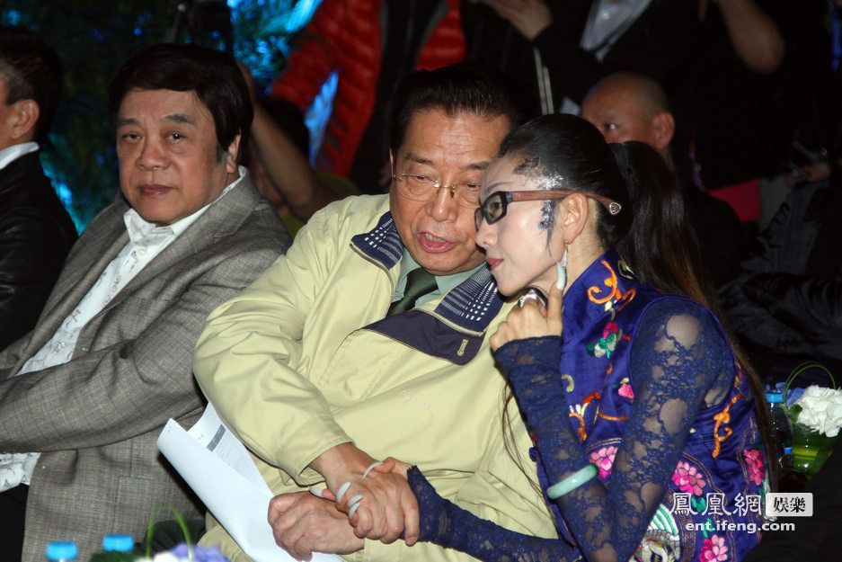 楊麗萍告別巡演眾大腕捧場(chǎng) 李雙江緊握楊麗萍