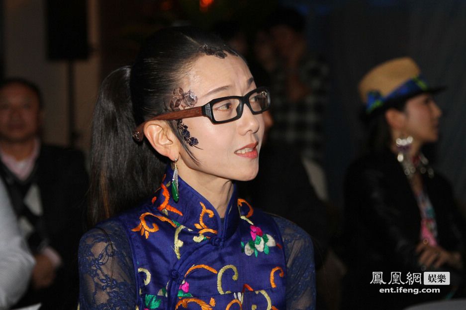 楊麗萍告別巡演眾大腕捧場(chǎng) 李雙江緊握楊麗萍