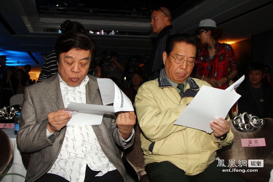 楊麗萍告別巡演眾大腕捧場 李雙江緊握楊麗萍