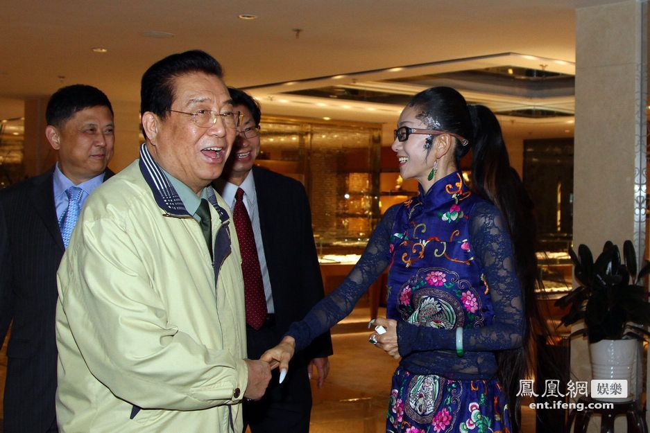 楊麗萍告別巡演眾大腕捧場 李雙江緊握楊麗萍