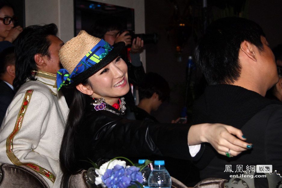 楊麗萍告別巡演眾大腕捧場 李雙江緊握楊麗萍