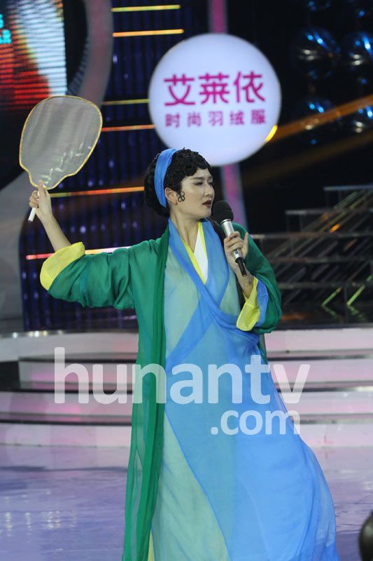 謝娜扮青蛇展現(xiàn)嚇死人媚態(tài) 鄒凱與美艷女友齊亮相