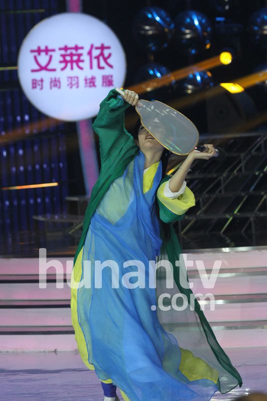 謝娜扮青蛇展現(xiàn)嚇?biāo)廊嗣膽B(tài) 鄒凱與美艷女友齊亮相