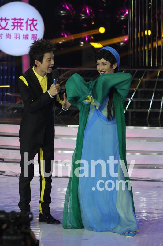 謝娜扮青蛇展現(xiàn)嚇?biāo)廊嗣膽B(tài) 鄒凱與美艷女友齊亮相