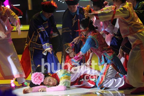 謝娜扮青蛇展現(xiàn)嚇死人媚態(tài) 鄒凱與美艷女友齊亮相