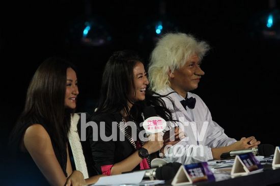 謝娜扮青蛇展現(xiàn)嚇死人媚態(tài) 鄒凱與美艷女友齊亮相