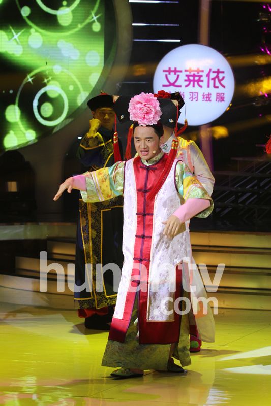 謝娜扮青蛇展現(xiàn)嚇?biāo)廊嗣膽B(tài) 鄒凱與美艷女友齊亮相