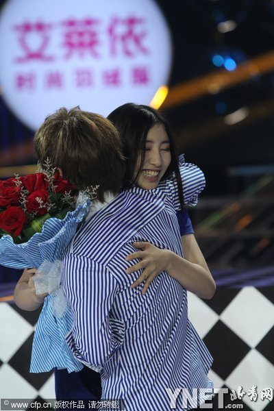 謝娜扮青蛇展現(xiàn)嚇?biāo)廊嗣膽B(tài) 鄒凱與美艷女友齊亮相