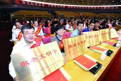 青島132萬老人今過節(jié) 李群張新起發(fā)賀信