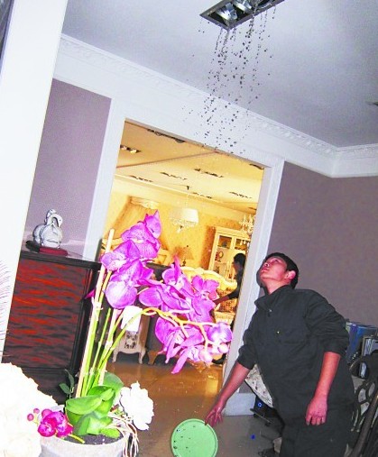 青島試壓漏水網(wǎng)點(diǎn)房變淋浴房 房主價值百萬家具被淹