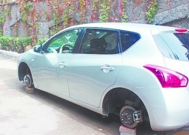 青島新車遭到黑手 四個(gè)車輪被換成四摞磚頭
