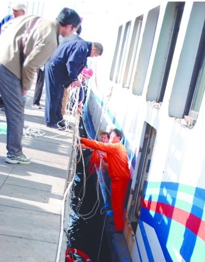 青島女子搬自行車上游船一腳踏空 人車齊墜海 青島女子搬自行車上游船一腳踏空 人車齊墜海