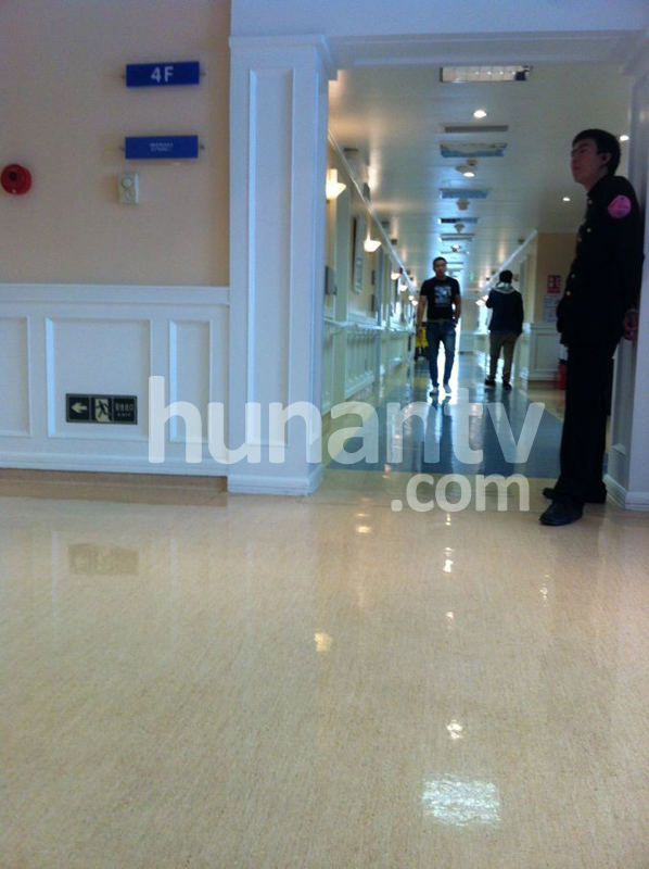 李小璐產(chǎn)女花費(fèi)每天過萬 醫(yī)院保安巡邏內(nèi)景曝光