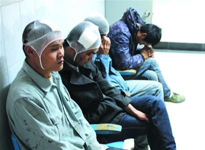 青島深藍(lán)公寓保安持鋼管猛砸工人頭 嫌衣服臟阻止進(jìn)出