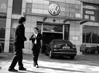 26萬帕薩特未到首保機(jī)油燒干 車主堵門討說法