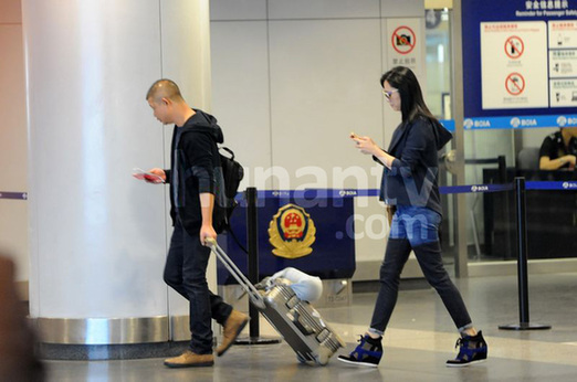 姚晨曹郁婚期臨近甜蜜現(xiàn)身 疑同出游預支蜜月