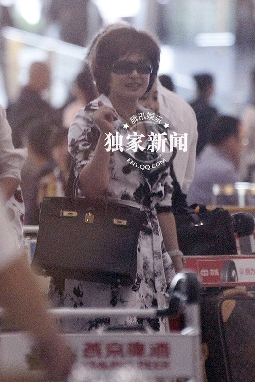 劉曉慶機(jī)場(chǎng)擺pose秀妖嬈身段 真人秀秒殺全場(chǎng)