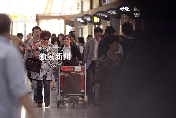 劉曉慶機(jī)場(chǎng)擺pose秀妖嬈身段 真人秀秒殺全場(chǎng)