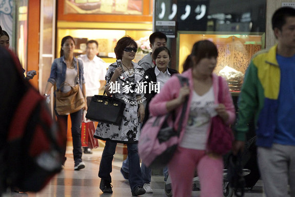 劉曉慶機(jī)場(chǎng)擺pose秀妖嬈身段 真人秀秒殺全場(chǎng)