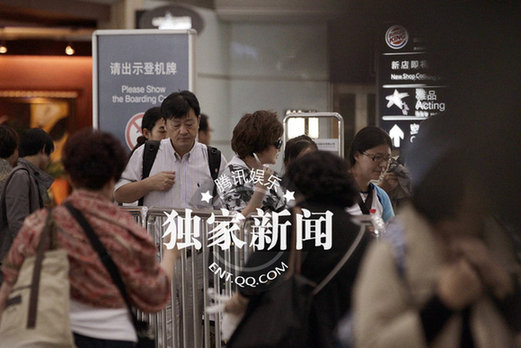 劉曉慶機(jī)場(chǎng)擺pose秀妖嬈身段 真人秀秒殺全場(chǎng)