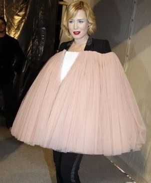 國內(nèi)外明星雷人“妖裝”盤點(diǎn) 囧