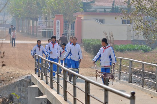 青青島網(wǎng)友為即墨希望小學捐贈圖書室