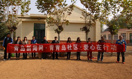 青青島網(wǎng)友為即墨希望小學捐贈圖書室