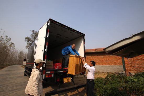 青青島網(wǎng)友為即墨希望小學捐贈圖書室