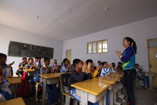 青青島網(wǎng)友為即墨希望小學捐贈圖書室