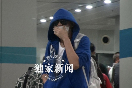 李代沫成準明星 機場現(xiàn)身打扮高調(diào)不注意都難